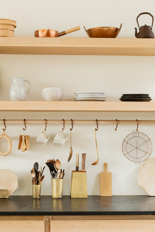 Stap-voor-Stap Handleiding voor het Organiseren van je Keuken met Messenmagneetstrips